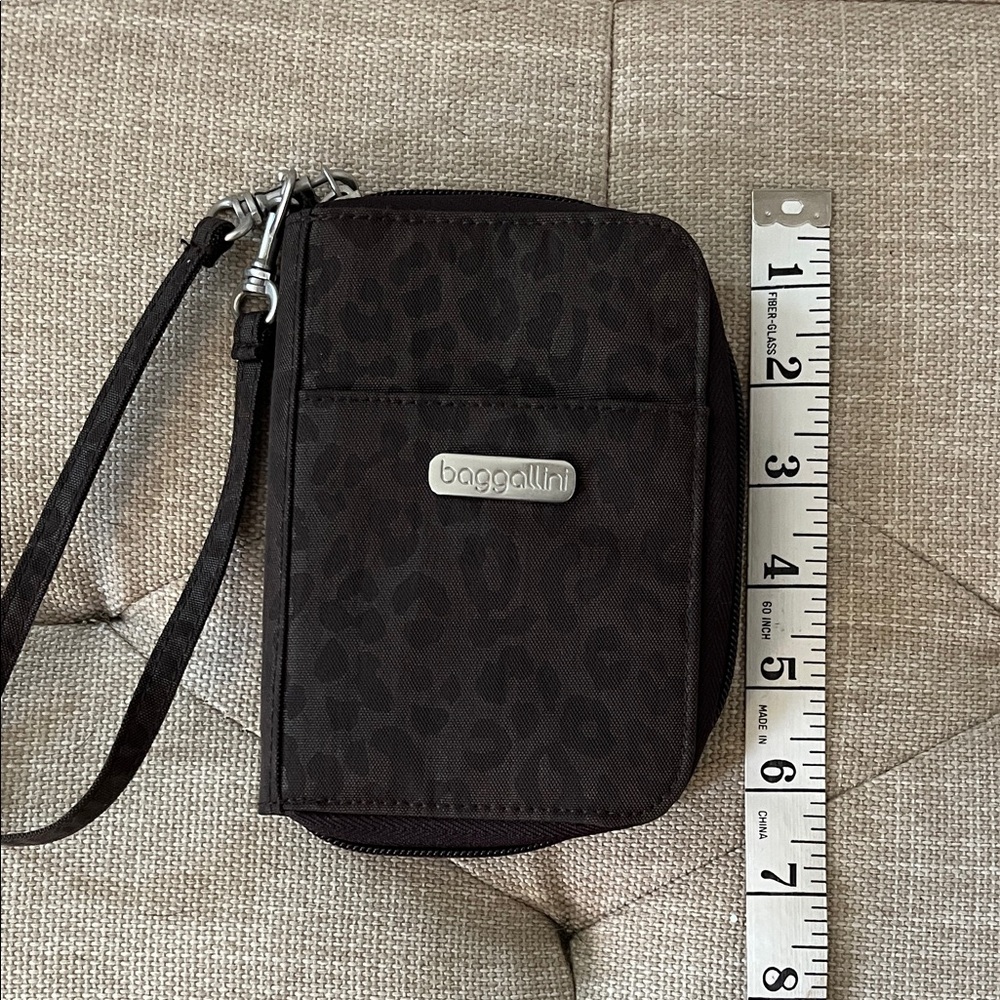 Baggallini Brown Leopard Wristlet Wallet - Picture 8 of 8